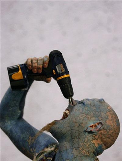 Экстремальный фокусник потряс жителей Перу