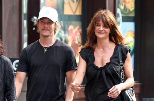 Хелена Кристенсен выгуливает молодого любовника