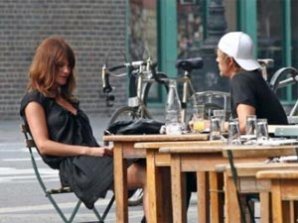 Хелена Кристенсен выгуливает молодого любовника