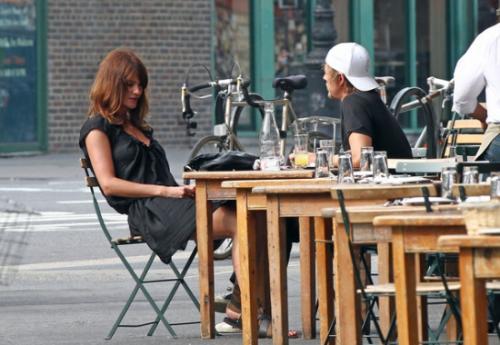 Хелена Кристенсен выгуливает молодого любовника