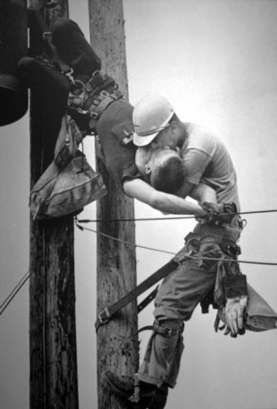 Издание: Jacksonville Journal
Фотограф: Рокко Морабито (Rocco Morabito)
«Поцелуй жизни». Один рабочий делает другому искусственное дыхание после удара током.