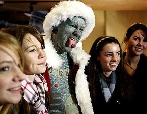 Самый страшный Санта Клаус работает в музее-кунсткамере