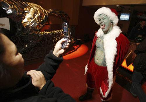 Самый страшный Санта Клаус работает в музее-кунсткамере