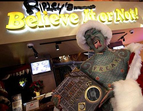 Самый страшный Санта Клаус работает в музее-кунсткамере