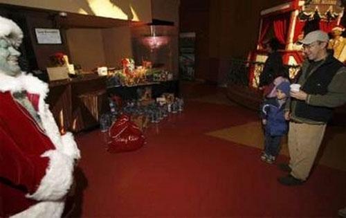 Самый страшный Санта Клаус работает в музее-кунсткамере