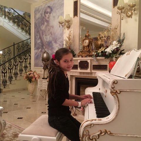 Дети знаменитых родителей, которым завидуют сверстники