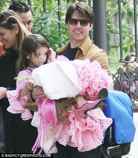 Сури Круз посетила испанский парк в платье-фламенко