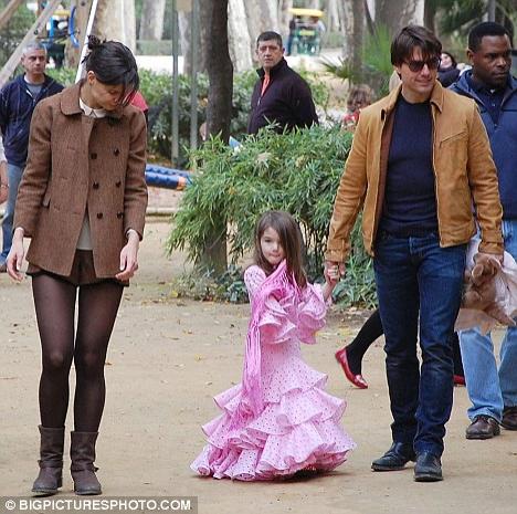 Сури Круз посетила испанский парк в платье-фламенко