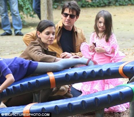 Сури Круз посетила испанский парк в платье-фламенко