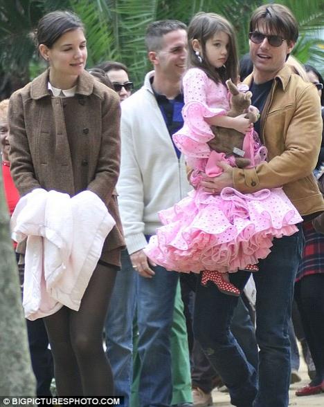 Сури Круз посетила испанский парк в платье-фламенко