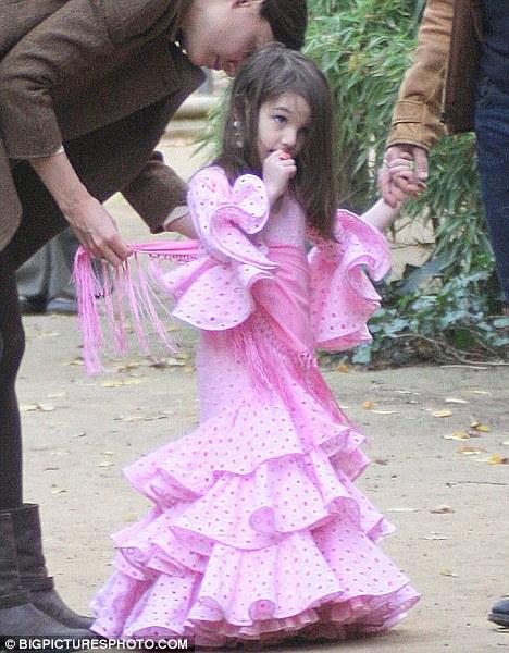 Сури Круз посетила испанский парк в платье-фламенко