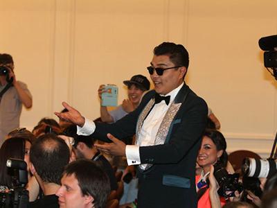 Корейского рэпера PSY в Москве встретил двойник