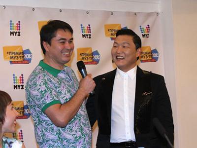 Корейского рэпера PSY в Москве встретил двойник