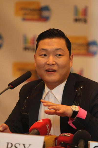 Корейского рэпера PSY в Москве встретил двойник