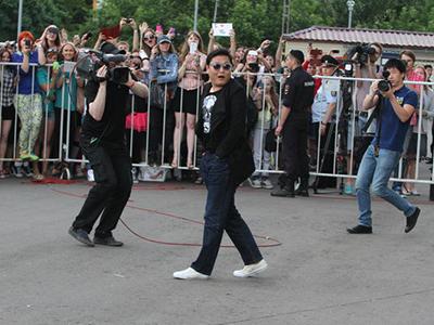 Корейского рэпера PSY в Москве встретил двойник