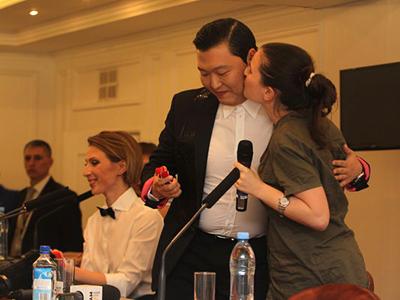 Корейского рэпера PSY в Москве встретил двойник