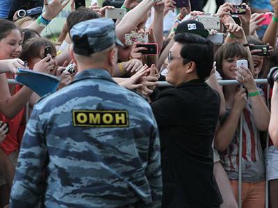 Корейского рэпера PSY в Москве встретил двойник