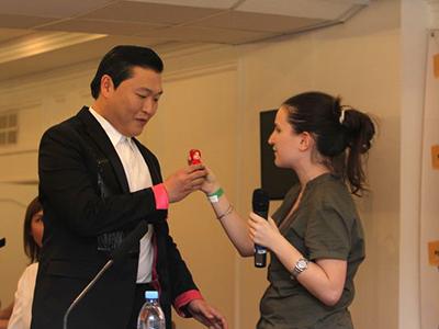 Корейского рэпера PSY в Москве встретил двойник