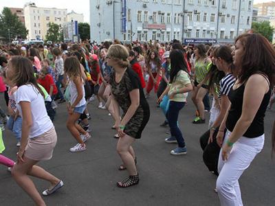 Корейского рэпера PSY в Москве встретил двойник