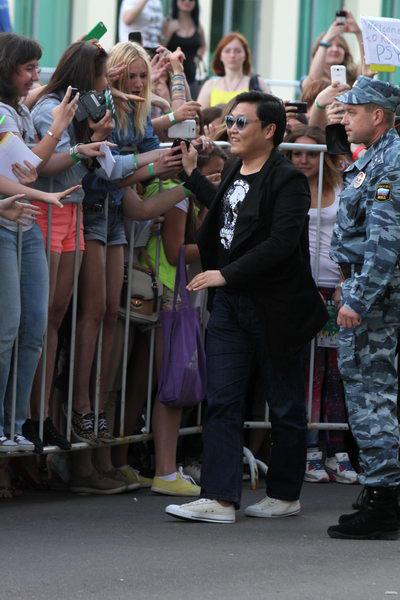 Корейского рэпера PSY в Москве встретил двойник