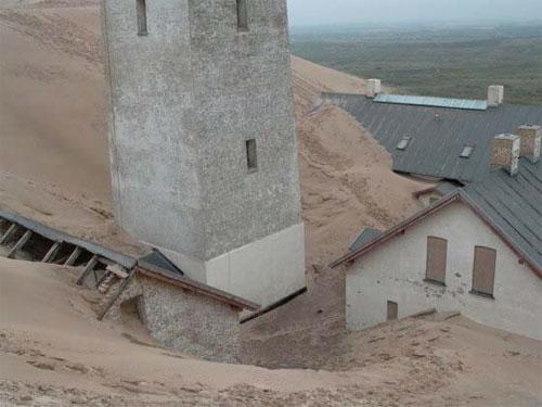 Маяк  уходит под землю