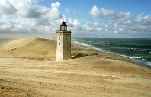 Маяк  уходит под землю