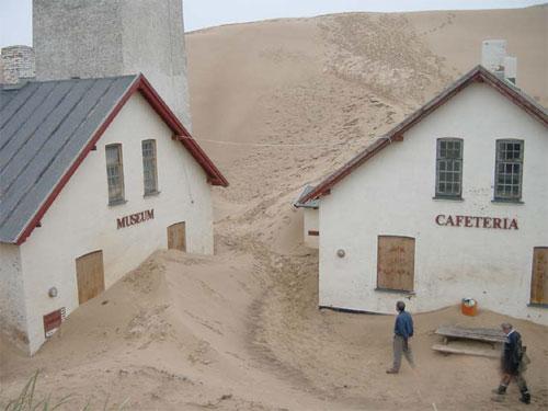 Маяк  уходит под землю