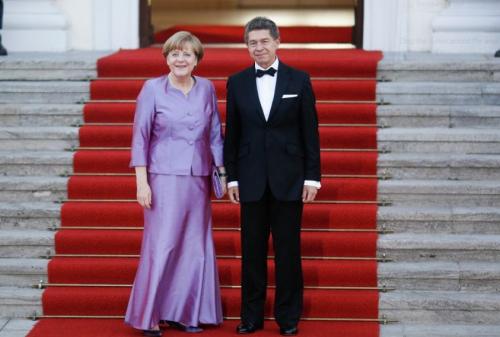 "Пропахшие нафталином" наряды Меркель и другие "модные проколы" женщин-политиков