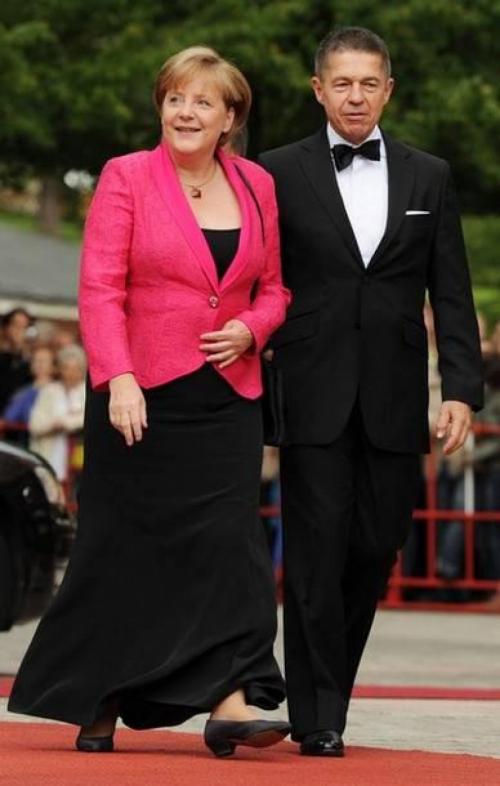 "Пропахшие нафталином" наряды Меркель и другие "модные проколы" женщин-политиков