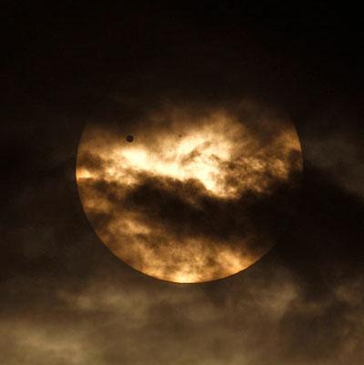 Самые впечатляющие снимки прохождения Венеры по диску Солнца