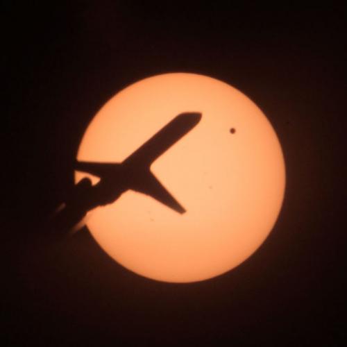 Самые впечатляющие снимки прохождения Венеры по диску Солнца
