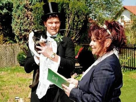 Немецкий почтальон женился на своей кошке