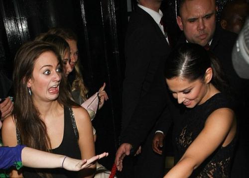 Cумасшедшие фанаты рядом со своими кумирами