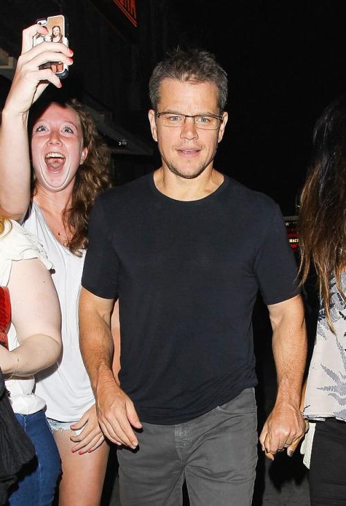 Cумасшедшие фанаты рядом со своими кумирами