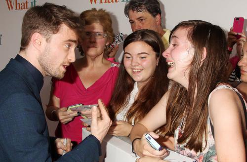 Cумасшедшие фанаты рядом со своими кумирами