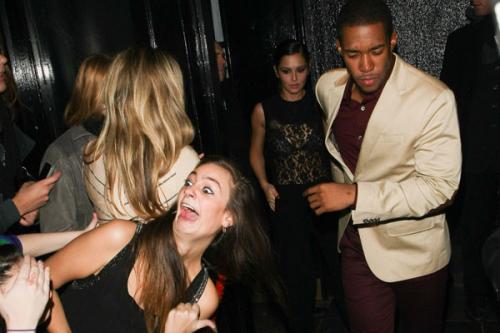 Cумасшедшие фанаты рядом со своими кумирами