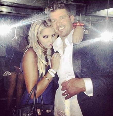 Cумасшедшие фанаты рядом со своими кумирами