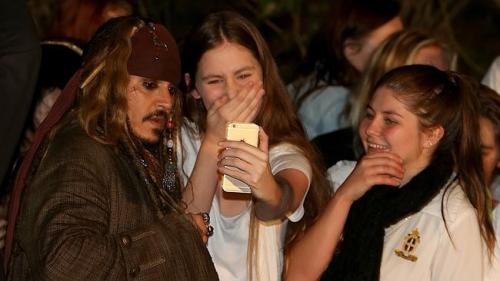 Cумасшедшие фанаты рядом со своими кумирами