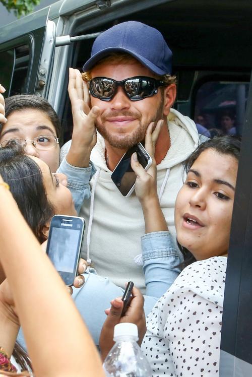 Cумасшедшие фанаты рядом со своими кумирами