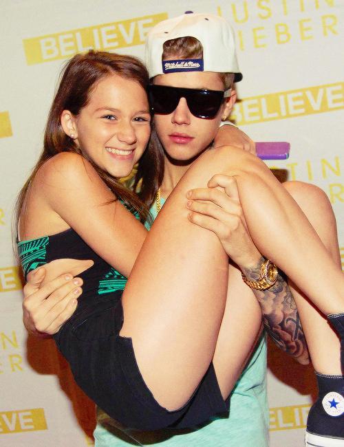 Cумасшедшие фанаты рядом со своими кумирами