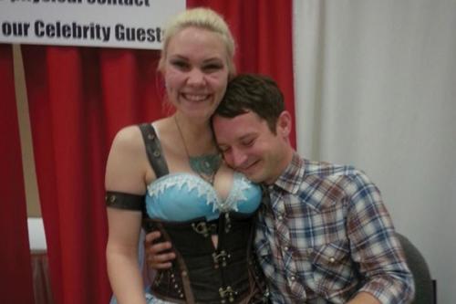 Cумасшедшие фанаты рядом со своими кумирами