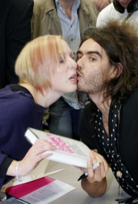 Cумасшедшие фанаты рядом со своими кумирами