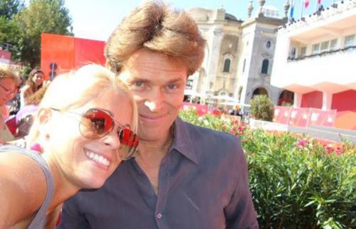 Cумасшедшие фанаты рядом со своими кумирами