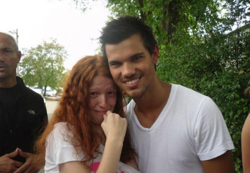 Cумасшедшие фанаты рядом со своими кумирами