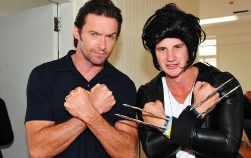 Cумасшедшие фанаты рядом со своими кумирами