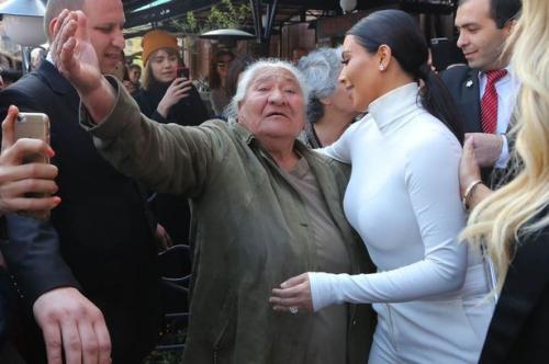 Cумасшедшие фанаты рядом со своими кумирами