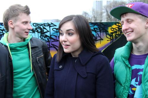 Cумасшедшие фанаты рядом со своими кумирами