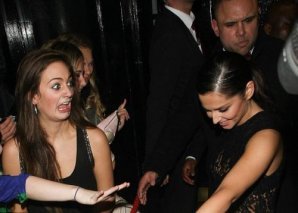 Cумасшедшие фанаты рядом со своими кумирами