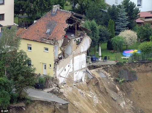 В Германии оползень смыл в пропасть два дома