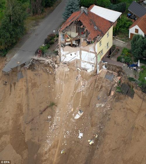 В Германии оползень смыл в пропасть два дома